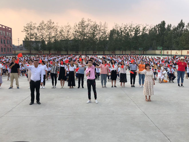 全校师生合唱《歌唱祖国》.jpg