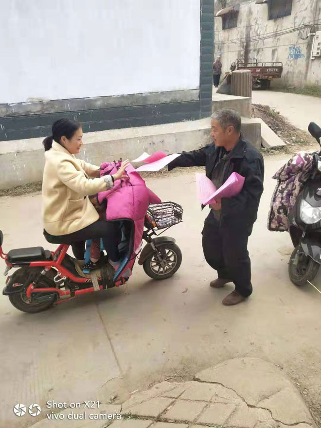 党员干部街头发放宣传明白纸.jpg