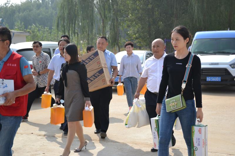 为祖国骄傲，山东尚妍生物科技与沂蒙老兵电视观看阅兵式