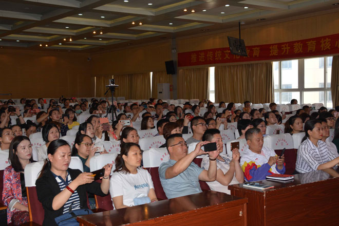 1家长观看师生素养展示-(2).jpg
