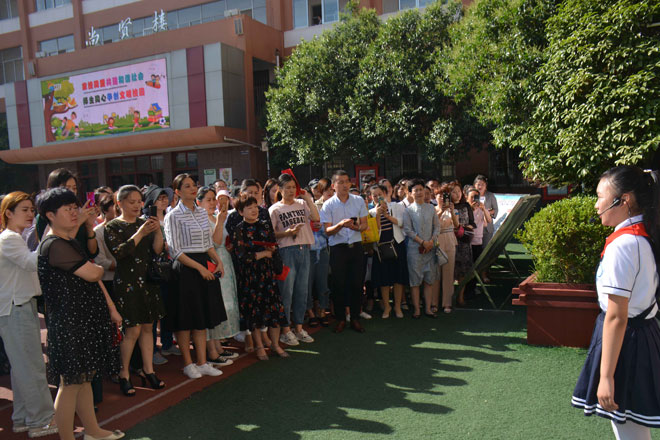 2家长听取学生讲解员讲解.jpg