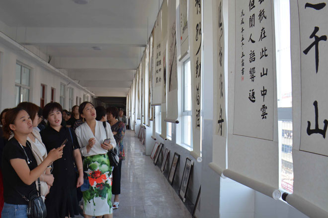 1家长观看师生书画展(3).jpg