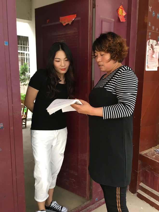 上门发放治安宣传材料.jpg