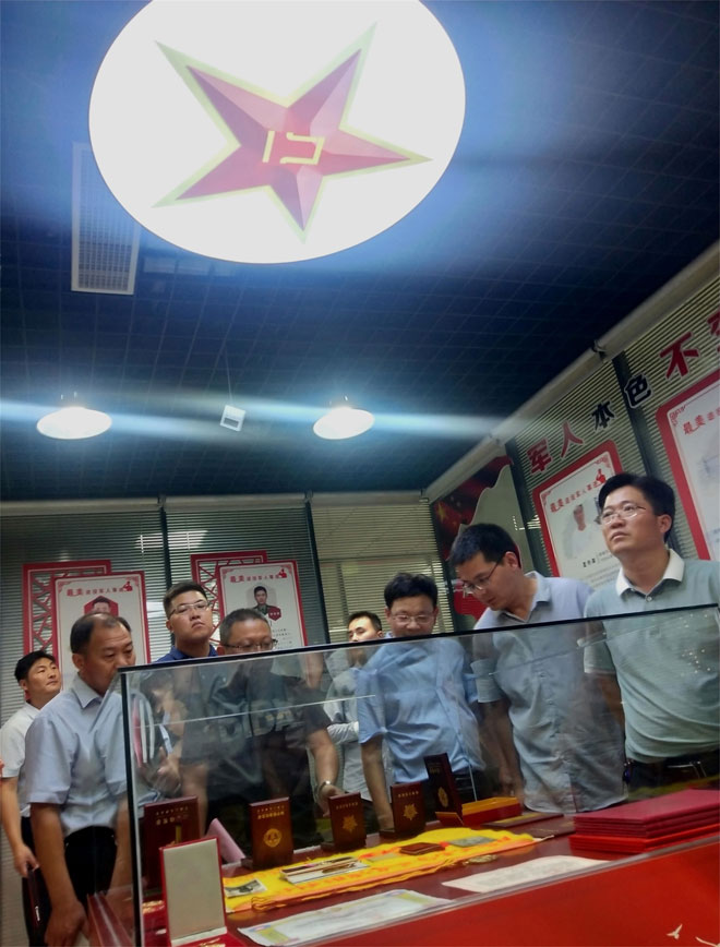 映红八一.jpg 映红八一.jpg