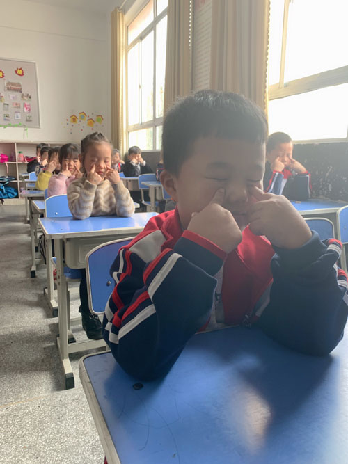 孩子们认真做眼操.jpg