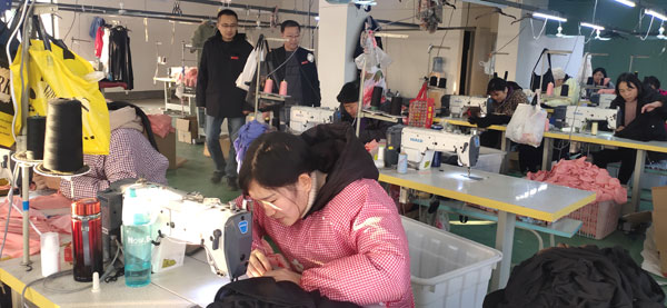 高二村挂职第一书记在村办扶贫车间---同辉服饰加工厂指导生产。.jpg