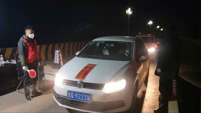 夜间值守人员检查过往车辆、人员.jpg 夜间值守人员检查过往车辆、人员.jpg