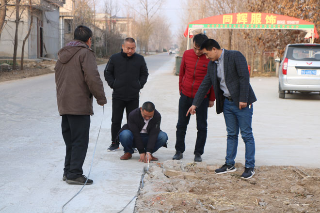 镇纪委书记高行聪（右一）到高一村督导三资清理.jpg