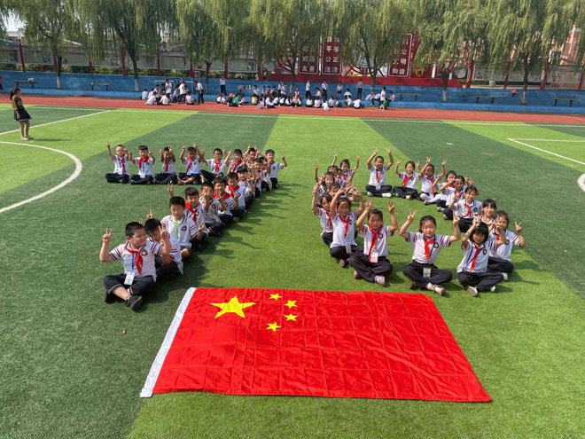 李官小学生与国旗合影.jpg