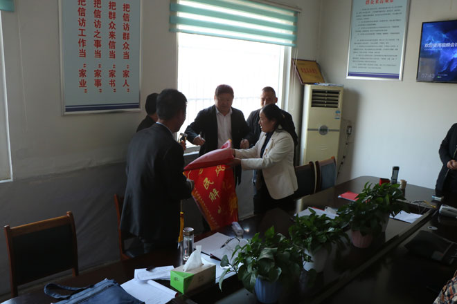 给舒彬书记送锦旗.jpg 给舒彬书记送锦旗.jpg