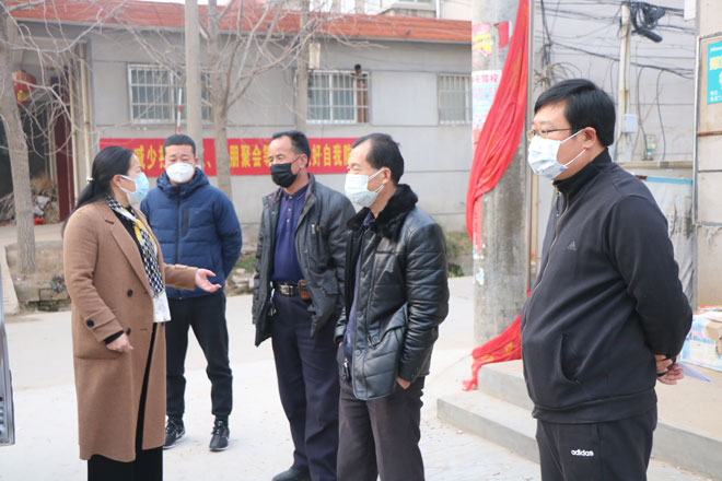 舒彬与农村干部讨论三资清理工作.jpg 舒彬与农村干部讨论三资清理工作.jpg