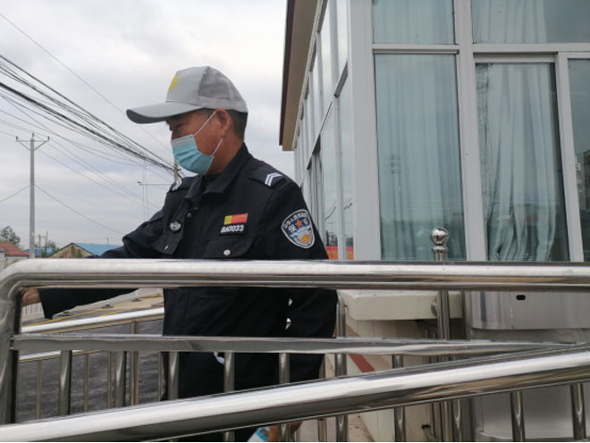早晨5点半学校大门口晃动的身影216.jpg