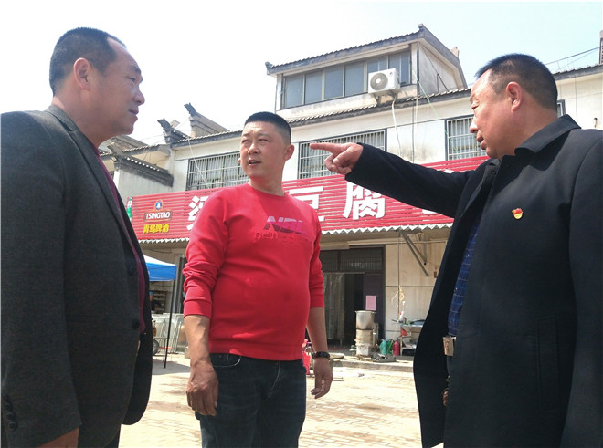 冯庆立工作上门（左一）2.jpg