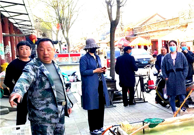 冯庆立(右一）1.jpg