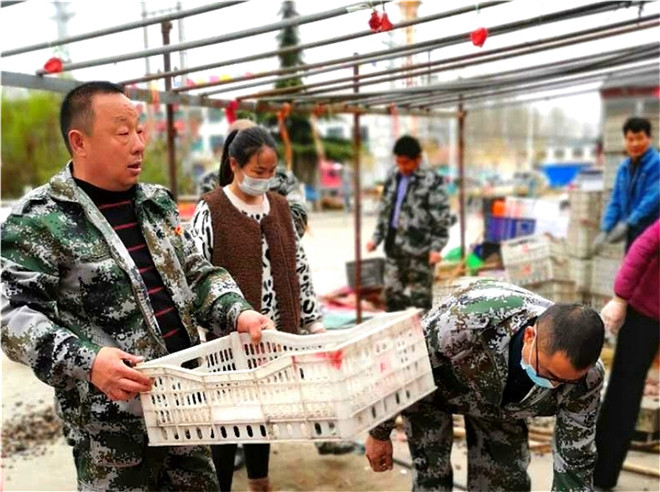 冯庆立帮助搬东西.jpg