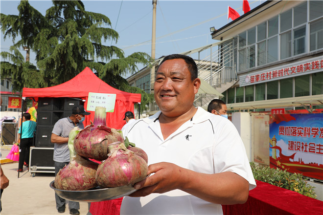 “洋葱王”展示获奖产品.jpg