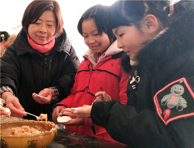 4小年不孤单学习包饺子.jpg