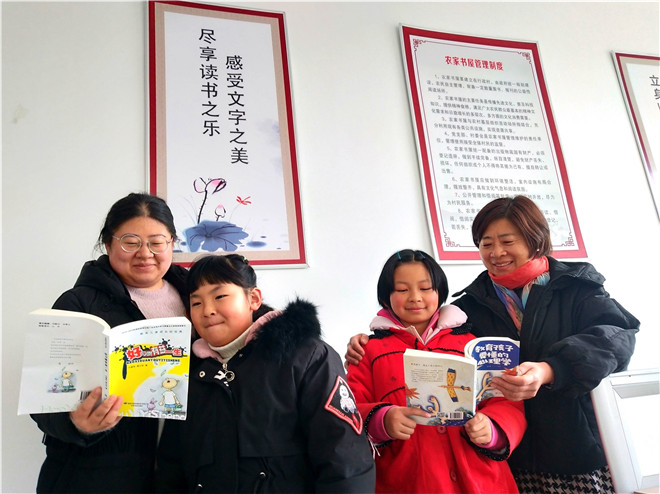 6享受社区农家书屋文化.jpg