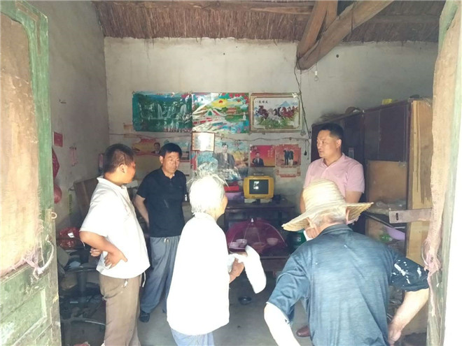 主抓安全生产工作的镇二级主任科员王强到南蔺村检查危房修缮改造情况.jpg