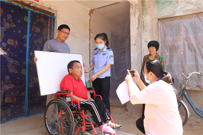 贫困户残疾人办户籍 (2).jpg