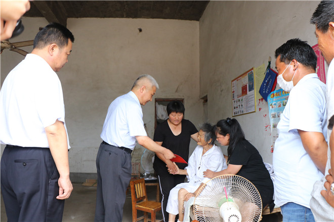 付海峰走访慰问老党员王凤英.jpg