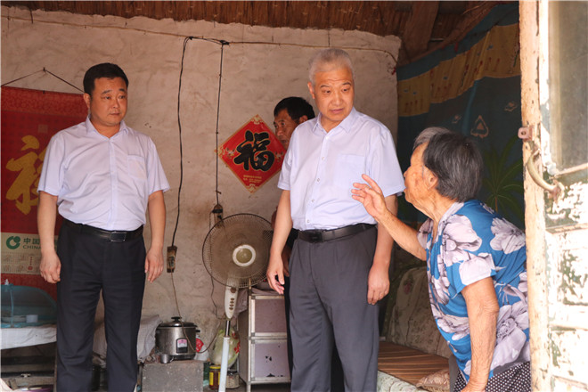 付海峰走访慰问老党员李兴兰.jpg