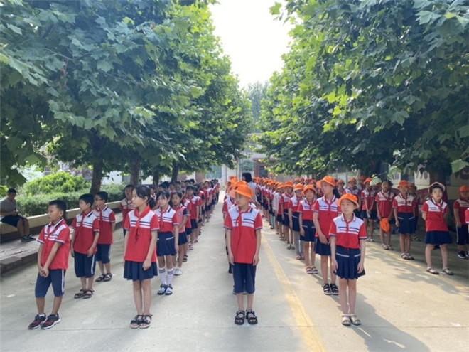 图片4升旗中全体学生向国旗敬礼.jpg