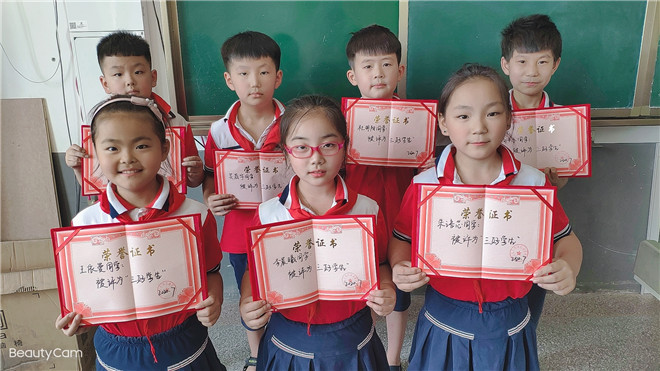 受到表彰的孩子们.jpg