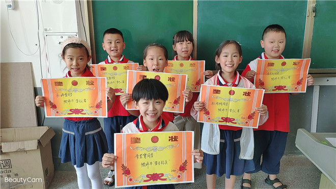 受到表彰的孩子们1.jpg