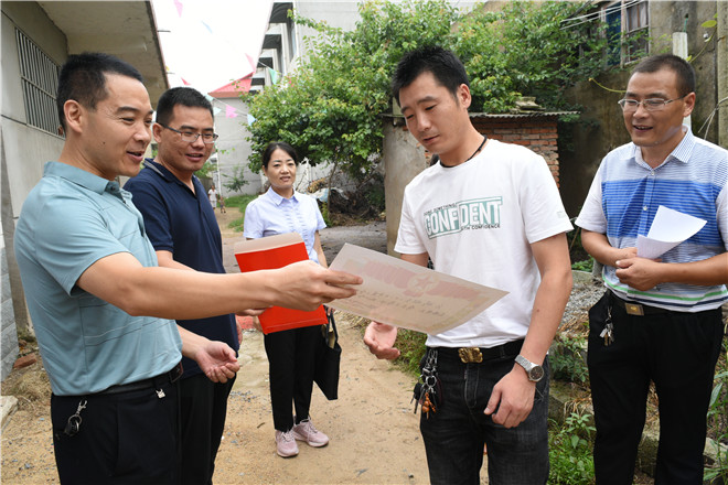 为楼下村庄斌送去三等功慰问金及喜报.jpg