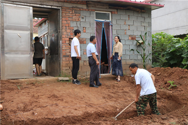 镇党委副书记舒彬（右二）现场了解“希望小屋”建设情况.jpg