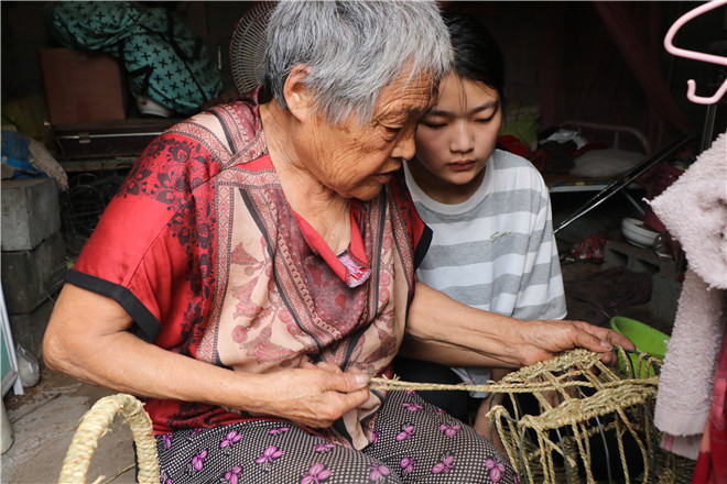 王友兰教孙女手工编活，以维持生计。.jpg