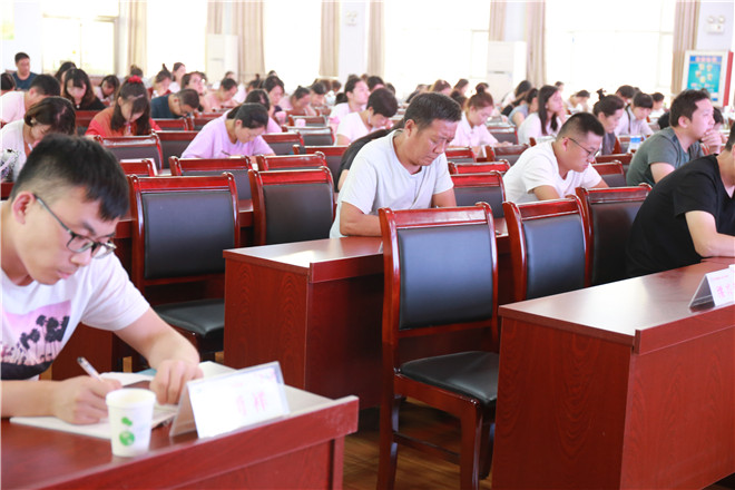 李官小学教师听取报告2.jpg 李官小学教师听取报告2.jpg