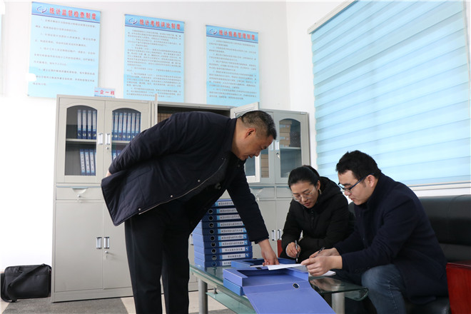 于连刚(左)在指导统计业务.jpg 于连刚(左)在指导统计业务.jpg