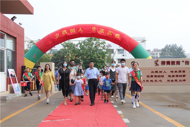 柳青苑小学新生在校长家长带领下进入校园.jpg 柳青苑小学新生在校长家长带领下进入校园.jpg