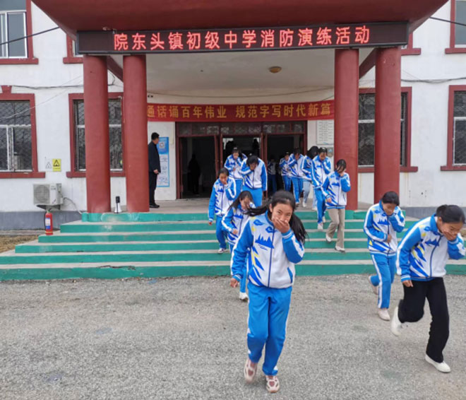 沂水县院东头镇初级中学开展消防安全演练活动535.jpg 沂水县院东头镇初级中学开展消防安全演练活动535.jpg