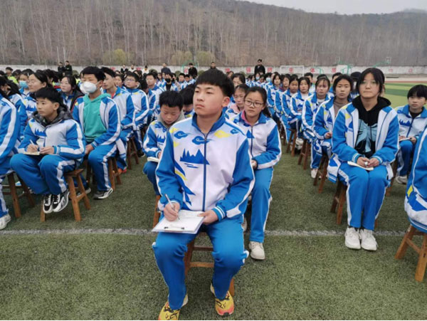 沂水县院东头镇初级中学举行“传承红色基因，弘扬沂蒙精神”主题教育报告会575.jpg