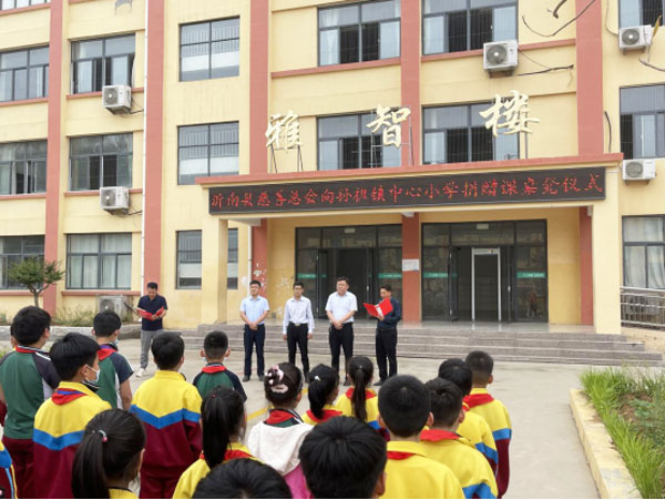 “慈善助学·沂童筑梦”——县慈善总会捐赠课桌凳为孩子们送上节日礼物828.jpg