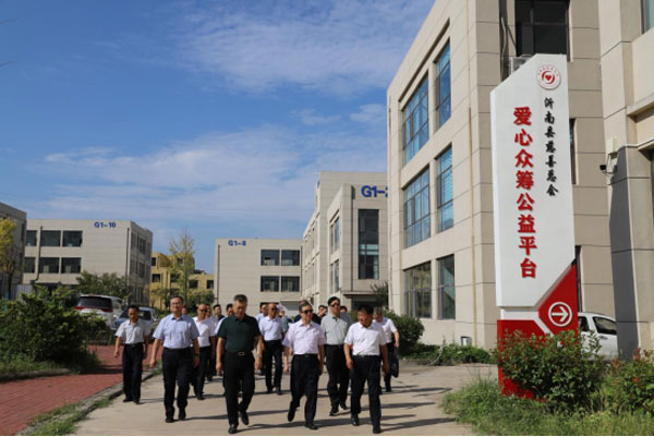 参加“儿童康复万里行”的各级领导到沂南县慈善总会爱心众筹公益平台考察指导慈善工作-上报43.jpg