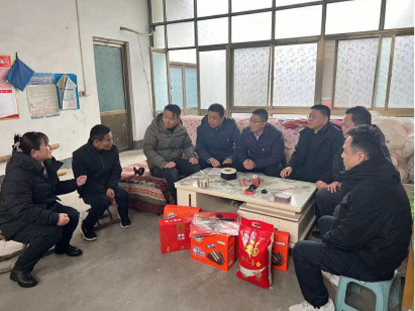 高新区安监办到马厂湖镇第一书记任职村南桥开展“迎新春-送温暖”活动定稿(1)490.jpg